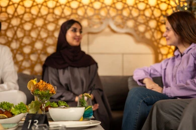 مجموعة اصدقاء عرب خليجيين سعوديين يقضون السهرات المسائية الممتعة في الأجواء الصيفية اللطيفة ، الاستمتاع بعطلة نهاية الأسبوع برفقة الأصدقاء في المطاعم والكافيهات، بناء علاقات اجتماعية ناجحة وتبادل أطراف الحديث بين العائلات والزملاء،تناول المشروبات الباردة المنعشة  في الهواء الطلق