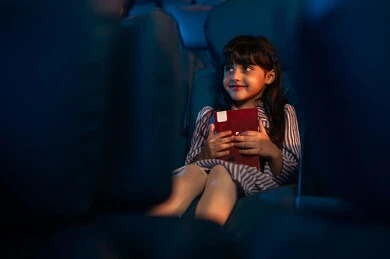 الإستمتاع بتناول الفشار،فتاة عربية خليجية سعودية في صالة السينما، تعابير تدل على الإندماج، قضاء أوقات ممتعة، أنشطة ترفيهية، مشاهدة الأفلام والعروض المسرحية في السينما، سينما ومسرح، خلفية قاعة عرض السينما، صالة العرض الإستمتاع بتناول الفشار،فتاة عربية خليجية سعودية في صالة السينما، تعابير تدل على الإندماج، قضاء أوقات ممتعة، أنشطة ترفيهية، مشاهدة الأفلام والعروض المسرحية في السينما، سينما ومسرح، خلفية قاعة عرض السينما، صالة العرض