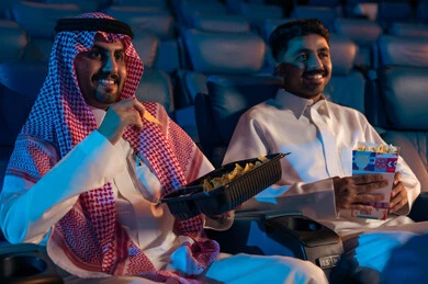 دور العرض الحديثة في المملكة العربية السعودية، القيام بنشاطات ترفيهية ممتعة, رجلان عربيان خليجيان سعوديان يجلسان في قاعة السينما ويتابعان الفيلم بايماءات السعادة, مشاهدة الأفلام والمسرحيات والعروض المتنوعة, شاشات ضوئية كبيرة لزيادة الاستمتاع بالتجربة دور العرض الحديثة في المملكة العربية السعودية، القيام بنشاطات ترفيهية ممتعة, رجلان عربيان خليجيان سعوديان يجلسان في قاعة السينما ويتابعان الفيلم بايماءات السعادة, مشاهدة الأفلام والمسرحيات والعروض المتنوعة, شاشات ضوئية كبيرة لزيادة الاستمتاع بالتجربة