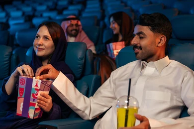 مشاهدة الأفلام والعروض المسرحية في السينما، جمهور عربي سعودي خليجي في صالة السينما، تعابير تدل على الإندماج، الإستمتاع بتناول الفشار والمشروبات الباردة ، أنشطة ترفيهية، قضاء أوقات ممتعة، سينما ومسرح، خلفية قاعة عرض السينما، صالة العرض مشاهدة الأفلام والعروض المسرحية في السينما، جمهور عربي سعودي خليجي في صالة السينما، تعابير تدل على الإندماج، الإستمتاع بتناول الفشار والمشروبات الباردة ، أنشطة ترفيهية، قضاء أوقات ممتعة، سينما ومسرح، خلفية قاعة عرض السينما، صالة العرض