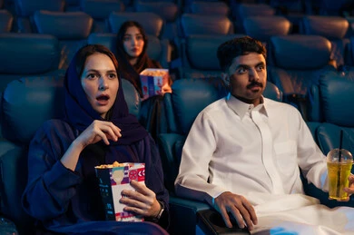 تعابير الخوف والذعر ، أنشطة ترفيهية سعيدة، قضاء أوقات ممتعة، جمهور عربي سعودي خليجي في صالة السينما،  الإستمتاع بتناول الفشار والمشروبات الباردة ، مشاهدة الأفلام والعروض المسرحية في السينما، سينما ومسرح، خلفية قاعة عرض السينما، صالة العرض
