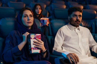 الإستمتاع بتناول الفشار  ،تعابير الخوف والذعر ، أنشطة ترفيهية سعيدة، قضاء أوقات ممتعة، جمهور عربي سعودي خليجي في صالة السينما،  مشاهدة الأفلام والعروض المسرحية في السينما، سينما ومسرح، خلفية قاعة عرض السينما، صالة العرض