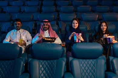 المؤثرات الصوتيه والبصريه والحسيه السينمائيه المتطوره, جمهور عربي سعودي خليجي في صالة السينما، تعابير تدل على الإندماج، الإستمتاع بتناول الفشار والمشروبات الباردة ، أنشطة ترفيهية، قضاء أوقات ممتعة، مشاهدة الأفلام والعروض المسرحية في السينما، سينما ومسرح، خلفية قاعة عرض السينما، صالة العرض