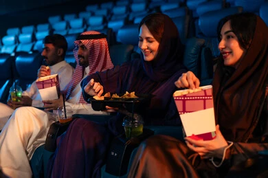 تجربه سينمائيه خياليه، جمهور عربي سعودي خليجي في صالة السينما، تعابير تدل على الإندماج، الإستمتاع بتناول الفشار والمشروبات الباردة ، أنشطة ترفيهية، قضاء أوقات ممتعة، مشاهدة الأفلام والعروض المسرحية في السينما، سينما ومسرح، خلفية قاعة عرض السينما، صالة العرض تجربه سينمائيه خياليه، جمهور عربي سعودي خليجي في صالة السينما، تعابير تدل على الإندماج، الإستمتاع بتناول الفشار والمشروبات الباردة ، أنشطة ترفيهية، قضاء أوقات ممتعة، مشاهدة الأفلام والعروض المسرحية في السينما، سينما ومسرح، خلفية قاعة عرض السينما، صالة العرض