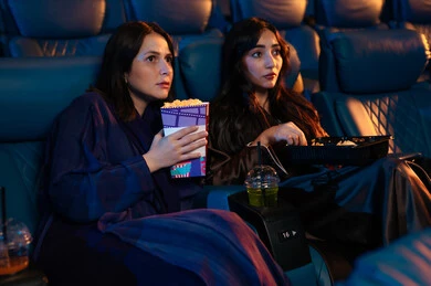 تعابير الخوف والذعر ،الاثارة والتشويق والاندماج ، قضاء أوقات ممتعة، مشاهدة الأفلام المرعبه والعروض المسرحية في السينما، صديقتان عربيتان سعوديتان خليجيتان في صالة السينما ، الإستمتاع بتناول الفشار والمشروبات الباردة ، سينما ومسرح، خلفية قاعة عرض السينما، صالة العرض