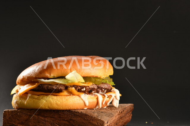 ساندويش البرجر اللذيذ بطبقات اللحم الطازج والجبن الذائب مع الطماطم والخس, مأكولات عربيه, وصفات طعام شهيه, وجبات طعام سريعه