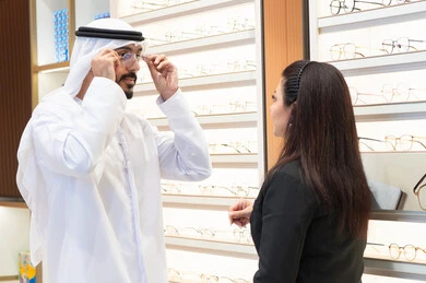 الاهتمام بالمظهر الخارجي، التسوق وشراء النظارات الطبيه من المولات ، رجل اماراتي يرتدي الكندوره والغتره البيضاء يقوم باختيار النظارة الطبيه المناسبة، متابعه اخر صيحات الموضه ،سيده اماراتيه تقوم بمساعده الزبائن في اختيار المقاسات المناسبه لهم،  مفهوم ضعف النظر