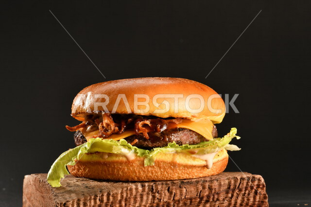 ساندويش البرجر اللذيذ بطبقات اللحم الطازج والجبن الذائب مع الطماطم والخس, مأكولات عربيه, وصفات طعام شهيه, وجبات طعام سريعه