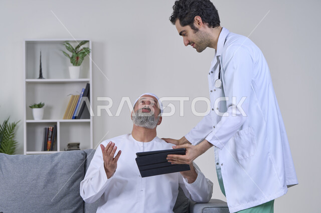 رفع اليدين للاعلى بإيماءات الدعاء وشكر الله، متابعة السجل الطبي الالكتروني, ممرض يرتدي المعطف يقوم بوصف الحالة المرضية باستخدام جهاز التابليت، تقديم أفضل الخدمات الطبية المنزلية، بورتريه لرجل كبير السن عربي خليجي اماراتي يرتدي الكندورة ويجلس على الكنبه، خلفية بيضاء