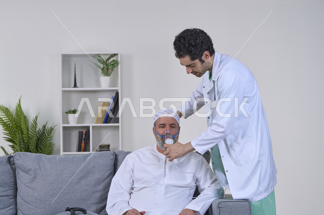 استنشاق أدوية معالجة لانقطاع التنفس، المحافظة على ممر هوائي منتظم باستخدام جهاز التنفس الصناعي، تقديم الرعاية الصحية المنزلية، بورتريه لممرض يرتدي المعطف الطبي يقوم بوضع قناع الأكسجين لمريض عربي خليجي اماراتي، مداواة أمراض الربو المزمنة، خلفية بيضاء