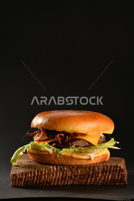 ساندويش البرجر اللذيذ بطبقات اللحم الطازج والجبن الذائب مع الطماطم والخس, مأكولات عربيه, وصفات طعام شهيه, وجبات طعام سريعه