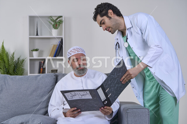 تقديم أفضل الخدمات الطبية المنزلية لمرضى كبار السن، متابعة السجل الطبي للمرضى, العمل في شركات التمريض المنزلي، بورتريه لممرض يرتدي اليونيفورم والمعطف الطبي يقوم بوصف الحالة المرضية لمريض مسن عربي خليجي اماراتي يرتدي الكندورة ويجلس على الكنبه، خلفية بيضاء
