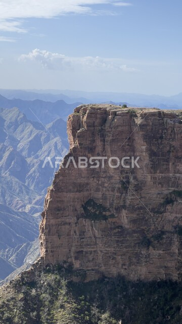 الشجر والنبات المغطي سفوح الجبل، التضاريس والبيئة الجبلية لمنطقة أبها، منتزه الحبلة في عسير، الطبيعة والمنتزهات والحدائق الخضراء، سلاسل الجبال الصخرية والقمم العالية في النهار،  أماكن طبيعية للمغامرات ورحلات السفاري والاستمتاع
