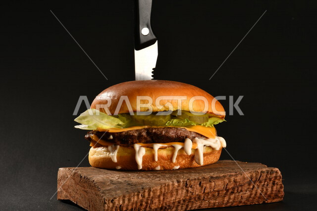 ساندويش البرجر اللذيذ بطبقات اللحم الطازج والجبن الذائب مع الطماطم والخس, مأكولات عربيه, وصفات طعام شهيه, وجبات طعام سريعه