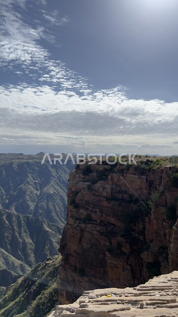 الشجر والنبات المغطي سفوح الجبل، التضاريس والبيئة الجبلية لمنطقة أبها، منتزه الحبلة في عسير، الطبيعة والمنتزهات والحدائق الخضراء، سلاسل الجبال الصخرية والقمم العالية في النهار،  أماكن طبيعية للمغامرات ورحلات السفاري والاستمتاع