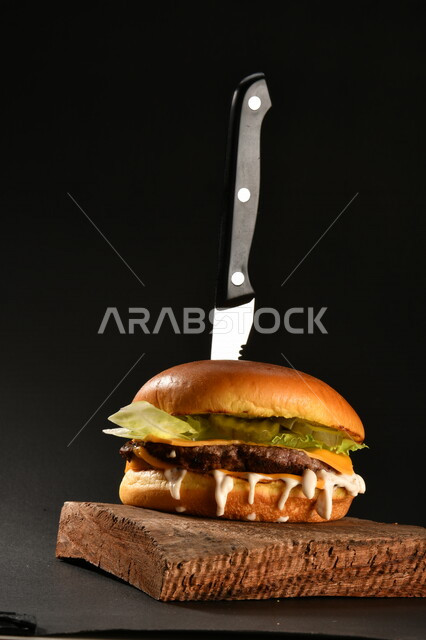 ساندويش البرجر اللذيذ بطبقات اللحم الطازج والجبن الذائب مع الطماطم والخس, مأكولات عربيه, وصفات طعام شهيه, وجبات طعام سريعه