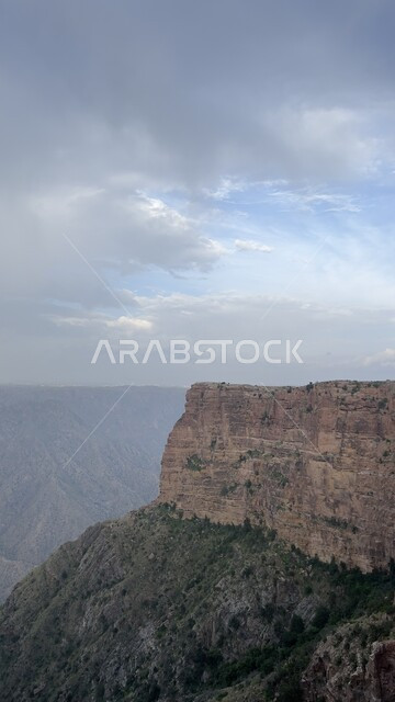 الشجر والنبات المغطي سفوح الجبل، التضاريس والبيئة الجبلية لمنطقة أبها، منتزه الحبلة في عسير، الطبيعة والمنتزهات والحدائق الخضراء، سلاسل الجبال الصخرية والقمم العالية في النهار،  أماكن طبيعية للمغامرات ورحلات السفاري والاستمتاع