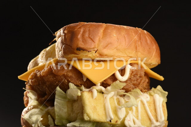 ساندويش البرجر اللذيذ بطبقات اللحم الطازج والجبن الذائب مع الطماطم والخس, مأكولات عربيه, وصفات طعام شهيه, وجبات طعام سريعه