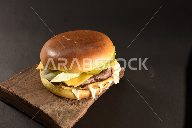 ساندويش البرجر اللذيذ بطبقات اللحم الطازج والجبن الذائب مع الطماطم والخس, مأكولات عربيه, وصفات طعام شهيه, وجبات طعام سريعه