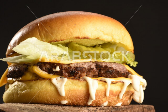 ساندويش البرجر اللذيذ بطبقات اللحم الطازج والجبن الذائب مع الطماطم والخس, مأكولات عربيه, وصفات طعام شهيه, وجبات طعام سريعه