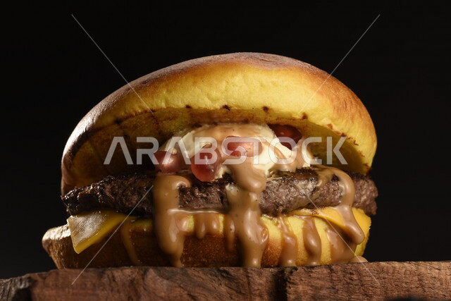 ساندويش البرجر اللذيذ بطبقات اللحم الطازج والجبن الذائب مع الطماطم والخس, مأكولات عربيه, وصفات طعام شهيه, وجبات طعام سريعه