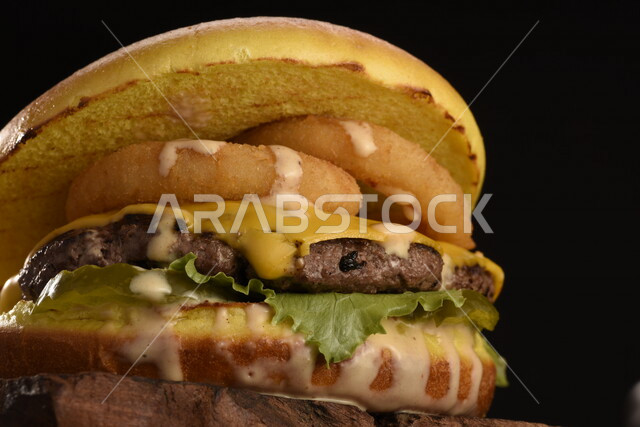 ساندويش البرجر اللذيذ بطبقات اللحم الطازج والجبن الذائب مع الطماطم والخس, مأكولات عربيه, وصفات طعام شهيه, وجبات طعام سريعه