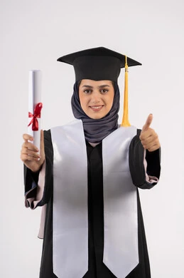 رفع اصبع الابهام بايماءات الرضى والاعجاب، تعابير السعادة بالوصول الى الحلم، مفهوم النجاح والتفوق، شابة سعودية تحتفل بإنهاء الدراسة الجامعية، مناسبة واحتفال جامعي، بورتريه لخريجة عربية خليجية اماراتية محجبة ترتدي زي التخرج والقبعة تحمل بيدها الشهادة، خلفية بيضاء