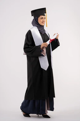 تعابير السعادة بالوصول الى الحلم، مفهوم النجاح والتفوق، الاحتفال بإنهاء الدراسة الجامعية، مناسبة واحتفال جامعي، شابة سعودية تنظر الى مكان ما بايماءات الفخر، بورتريه لخريجة عربية خليجية اماراتية محجبة ترتدي زي التخرج والقبعة تحمل بيدها الشهادة، خلفية بيضاء