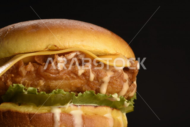 ساندويش البرجر اللذيذ بطبقات الدجاج المقرمش الطازج والجبن الذائب مع الطماطم والخس, مأكولات عربيه, وصفات طعام شهيه, وجبات طعام سريعه