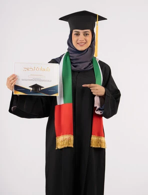 الاشارة باصبع السبابة إلى الشهادة، النجاح والتفوق والتخرج من الجامعة، إيماءات السعادة بالوصول الى الحلم، مناسبة واحتفال جامعي، الاحتفال بإنهاء الدراسة الجامعية، بورتريه لخريجة عربية خليجية اماراتية محجبة ترتدي زي التخرج والقبعة تنظر الى الكاميرا، خلفية بيضاء