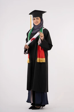 النجاح والتفوق والتخرج من الجامعة، إيماءات السعادة بالوصول الى الحلم، مناسبة واحتفال جامعي، الاحتفال بإنهاء الدراسة الجامعية، النظر الى الكاميرا بايماءات الفخر، بورتريه لخريجة عربية خليجية اماراتية محجبة ترتدي زي التخرج والقبعة تحمل بيدها الشهادة، خلفية بيضاء