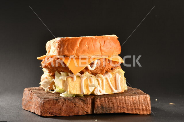 ساندويش البرجر اللذيذ بطبقات الدجاج المقرمش الطازج والجبن الذائب مع الطماطم والخس, مأكولات عربيه, وصفات طعام شهيه, وجبات طعام سريعه