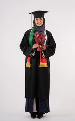 إيماءات السعادة بالوصول لحلم النجاح، بورتريه لخريجة عربية خليجية اماراتية محجبة ترتدي زي التخرج والقبعة تمسك بيدها بوكيه ورد تنظر إلى الكاميرا بتعابير السرور، مناسبة واحتفال جامعي، الاحتفال بإنهاء الدراسة الجامعية، الجسم بالطول الكامل، خلفية بيضاء
