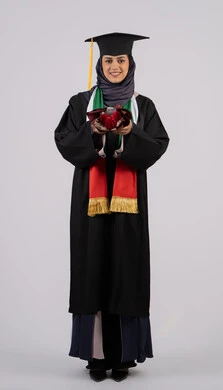تعابير السعادة والسرور، مناسبة واحتفال جامعي، الاحتفال بإنهاء الدراسة الجامعية، إيماءات السعادة بالوصول لحلم النجاح، بورتريه لخريجة عربية خليجية اماراتية محجبة ترتدي زي التخرج والقبعة تمسك بيدها بوكيه ورد تنظر إلى الكاميرا، الجسم بالطول الكامل، خلفية بيضاء