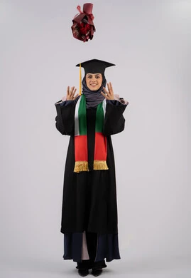 رمي باقة الورد لأعلى بتعابير السعادة والسرور، مناسبة واحتفال جامعي، الاحتفال بإنهاء الدراسة الجامعية، بورتريه لخريجة عربية خليجية اماراتية محجبة ترتدي زي التخرج والقبعة تنظر إلى الكاميرا بإيماءات السعادة بالوصول لحلم النجاح، الجسم بالطول الكامل، خلفية بيضاء