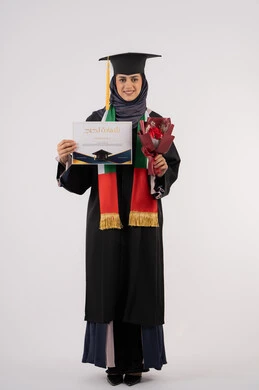 النظر إلى الكاميرا بتعابير السرور، مناسبة واحتفال جامعي، الاحتفال بإنهاء الدراسة الجامعية، إيماءات السعادة بالوصول لحلم النجاح، بورتريه لخريجة عربية خليجية اماراتية محجبة ترتدي زي التخرج والقبعة تمسك بيدها بوكيه ورد والشهادة، الجسم بالطول الكامل، خلفية بيضاء