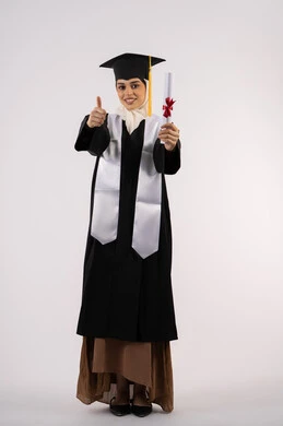 رفع اصبع الابهام للأعلى بتعابير الاعجاب، التقاط  صور شخصية بثياب التخرج، خريجة اماراتية تحتفل بإنهاء المرحلة الجامعية، بورتريه لشابة عربية خليجية سعودية ترتدي القبعة وعباءة التخرج تحمل الشهادة وتنظر الى الكاميرا ايماءات السرور، صورة الجسم بالكامل، خلفية بيضاء