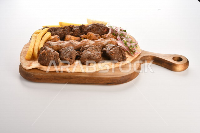 طبق من المشاوي المشكلة اللذيذة والشهية مع اصابع البطاطس المقرمشة، وجبة مشاوي ،وجبات طعام شهية ، اكلات سريعة ساخنة، مأكولات عربية