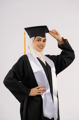 السرور والفرح بتحقيق النجاح, أهمية الدراسة الجامعية، مفهوم الاجتهاد والتفوق، ايماءات البهجة والسعادة والفخر بالوصول لحلم التخرج، بورتريه لخريجة عربية سعودية خليجية محجبة مبتسمة ترتدي العباءة وقبعة التخرج، شابة إماراتية تحتفل بإنهاء دراستها، خلفية بيضاء
