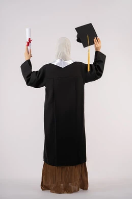 الشعور بالفخر والفرح بالوصول لحلم التخرج, جودة التعليم في الامارات، بورتريه من الخلف لخريجة عربية سعودية خليجية محجبة ترتدي عباءة وترفع قبعة التخرج وشهادة التفوق، شابة إماراتية تحتفل بإنهاء دراستها الجامعية، صورة لكامل الجسم، خلفية بيضاء