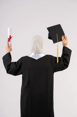 تحقيق النجاح والتفوق، الشعور بالفخر والفرح بالوصول لحلم التخرج, جودة التعليم في الامارات، بورتريه من الخلف لخريجة عربية سعودية خليجية محجبة ترتدي عباءة وترفع قبعة التخرج وشهادة التفوق، شابة إماراتية تحتفل بإنهاء دراستها الجامعية، خلفية بيضاء