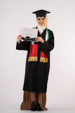 مناسبة واحتفال جامعي، النظر الى الكاميرا بايماءات الفخر والسعادة بالوصول الى الحلم، الاحتفال بإنهاء الدراسة الجامعية، بورتريه لخريجة عربية خليجية اماراتية محجبة ترتدي زي التخرج والقبعة تحمل بيدها شهادة التخرج، الجسم بالطول الكامل، خلفية بيضاء