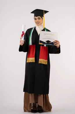 تحقيق الأحلام والطموحات، الاحتفال بإنهاء الدراسة الجامعية، بورتريه لخريجة عربية خليجية اماراتية محجبة ترتدي زي التخرج والقبعة تحمل وثيقة التخرج وتنظر الى الكاميرا بإيماءات الفخر والسعادة بالوصول الى الحلم، الجسم بالطول الكامل، خلفية بيضاء