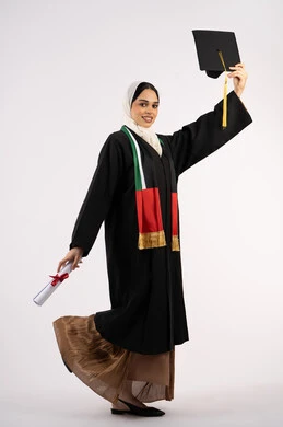 المناسبات والاحتفالات الجامعية، النظر الى الكاميرا بايماءات الفخر، الوصول إلى حلم النجاح، الاحتفال بإنهاء الدراسة الجامعية، بورتريه لخريجة عربية خليجية اماراتية محجبة ترتدي زي التخرج تمسك بيدها القبعة ووثيقة التفوق، صورة الجسم بالكامل، خلفية بيضاء