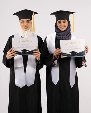 النظر إلى الكاميرا بإيماءات السعادة والفرح والفخر، التعليم في جامعات الامارات العربية، الاحتفال مع الأصدقاء بالتخرج من الجامعة، بورتريه لخريجتين جامعيتين عربيتين خليجيتين اماراتيتين ترتديان ملابس التخرج وتمسكان شهادة النجاح والتفوق، خلفية بيضاء