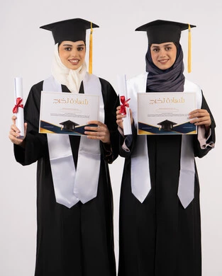 التعليم في جامعات الامارات العربية، الاحتفال بالتخرج من الجامعة، بورتريه لخريجتين جامعيتين عربيتين خليجيتين اماراتيتين ترتديان ملابس التخرج وتمسكان شهادة النجاح والتفوق، ايماءات السعادة والفرح والفخر، خلفية بيضاء