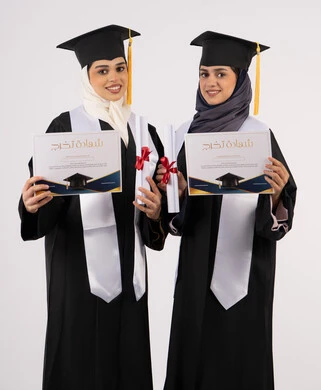 النظر إلى الكاميرا بإيماءات السعادة والفرح والفخر، التعليم في جامعات الامارات العربية، الاحتفال مع الأصدقاء بالتخرج من الجامعة، بورتريه لخريجتين جامعيتين عربيتين خليجيتين اماراتيتين ترتديان ملابس التخرج وتمسكان شهادة النجاح والتفوق، خلفية بيضاء