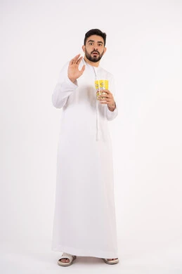 Expressions of fear and horror, the concept of entertainment and amusement, a portrait of an Emirati Gulf Arab man wearing a kandura and a ghutra watching movies, holding a cup full of popcorn in his hand, watching movies and theater shows in the cinema, having a good time eating popcorn while watching TV, white background