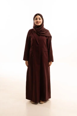 إيماءات السرور والسعادة، الجمال والاهتمام بالمظهر الخارجي، مفهوم الأنوثة والنعومة ، بورترية لامراة عربيه خليجيه سعودية تقف باستقامة بتعابير الثقة بالنفس ، الجسم بالطول الكامل، خلفية بيضاء