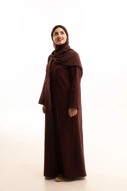 مفهوم الأنوثة والنعومة، الجمال والاهتمام بالمظهر الخارجي ،إيماءات السرور والسعادة، بورترية لامراة عربيه خليجيه سعودية تقف باستقامة بتعابير الثقة بالنفس و تنظر الى شيء ما، الجسم بالطول الكامل، خلفية بيضاء